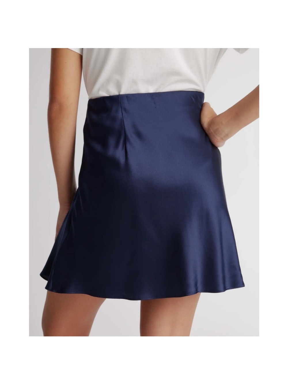 Quince 100% Washable Silk Mini Skirt Navy
Women’s Small - Picture 4 of 11